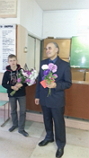 вручая цветы своим наставникам